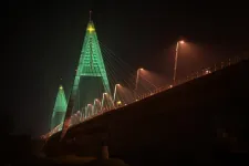 Százméteres karácsonyfákká varázsolták a Megyeri híd pilonjait