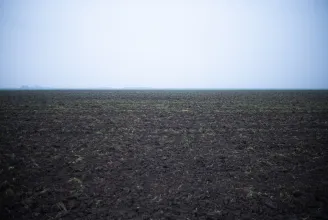 Bevezetik a vásárhelyi földadót, ami ellen a gazdák, és még Lázár János is szót emelt