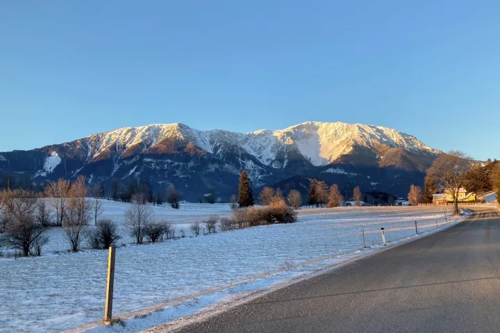 Fent: a Schneeberg, alatta: az erdei szakasz – Fotó: Tenczer Gábor / Telex