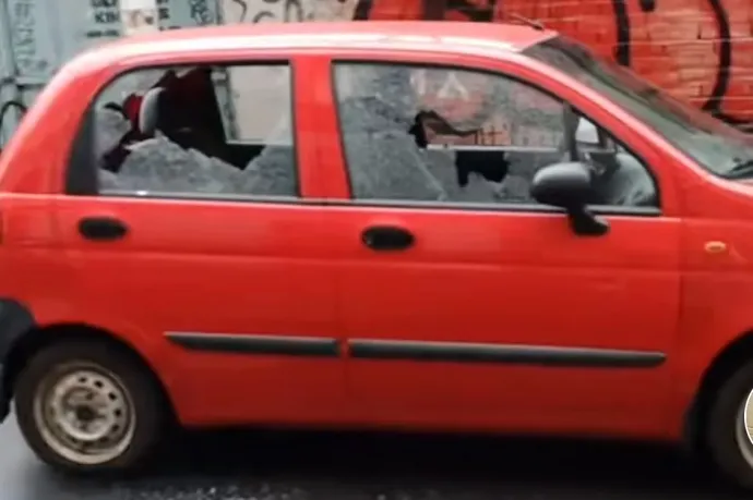 36 autó üvegét törte be három tini a Józsefvárosban