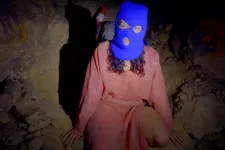 Mama, ne nézz tévét! címmel karácsonyi dallal jelentkezett a Pussy Riot