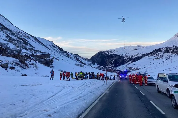 A mentőszolgálat tagjai dolgoznak a lavina helyszínének közelében 2022. december 25-én, Vorarlberg tartományban – Fotó: Lech Zürs Tourismus / Handout via AFP