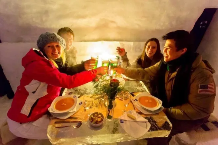 Idén is megnyílt a Jéghotel a Fogarasi-havasokban, karácsonyra és szilveszterre telt ház van