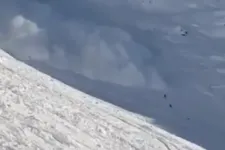 Videón, ahogy elsodort tíz síelőt a lavina Ausztriában