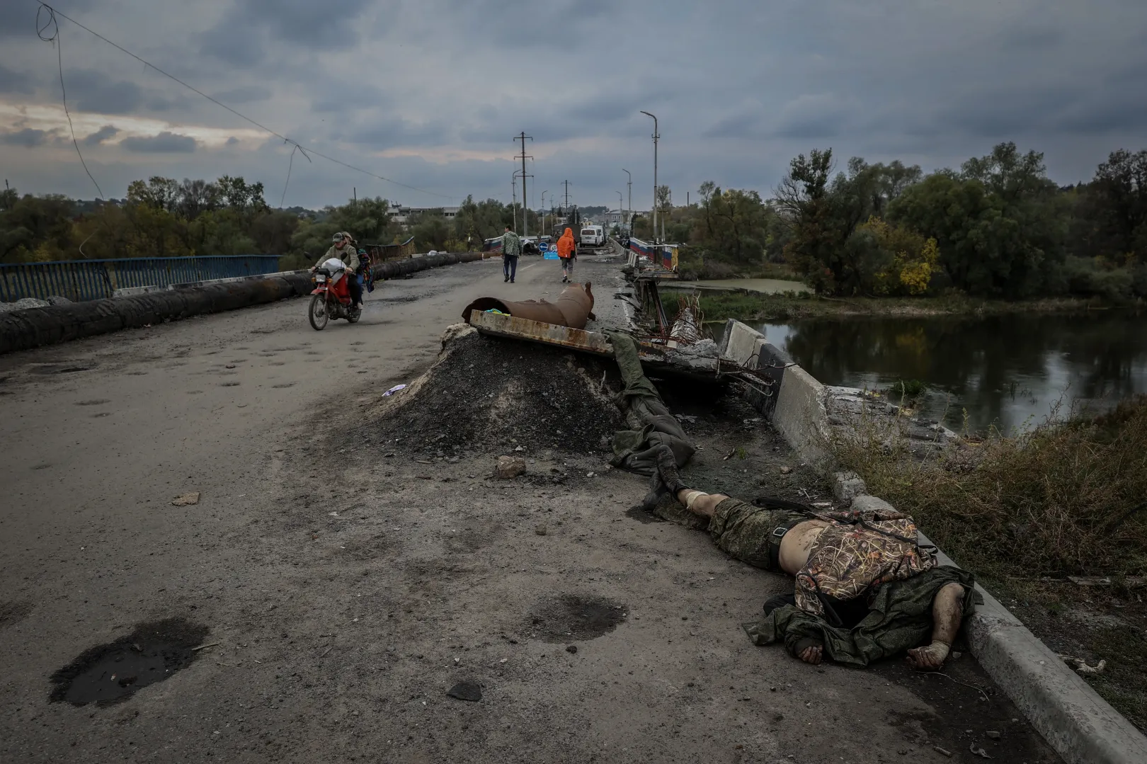 Az Oszkil folyón átívelő híd töredéke maradt meg, miután az oroszok berobbantották. Az előtérben fekvő orosz katona holtteste napokig ott hevert – Fotó: Huszti István / Telex