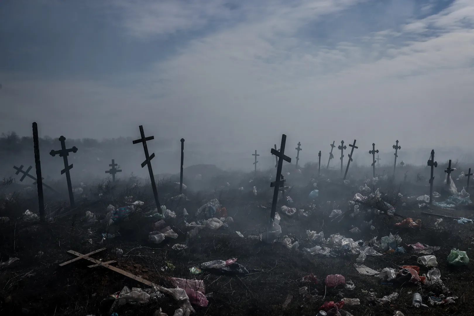 Mikolajiv temetője, amelybe a közeli szeméttelepbe csapódó rakéta robbanása füstöt és szemetet hozott. 2022. március – Fotó: Huszti István / Telex