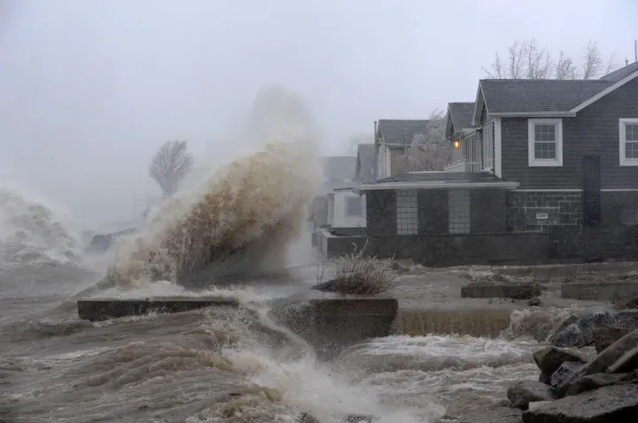 Az Erie-tó viharos hullámai 2022. december 23-án a New York állambeli Hamburgban. Buffalo külvárosában és környékén óránként több mint 70 mérföldes széllökések voltak, amelyek a teljes ünnepi hétvégén keresztül áramszüneteket és egyéb károkat okoztak – Fotó: John Normile/Getty Images