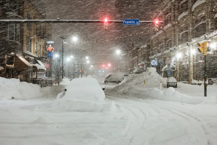 Vízvezeték javítása, hóval borított autók és szánkózó család Buffalo belvárosában – Fotó: Joed Viera / AFP