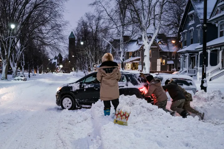 A New York-i Nemzeti Gárda tagjai segítenek kiszabadítani egy hóban elakadt autót – Fotó: Joed Viera / AFP