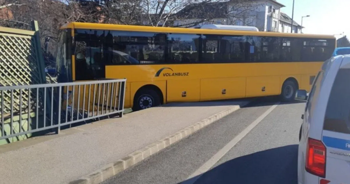 A sofőr rosszulléte miatt buszbaleset történt Győrben