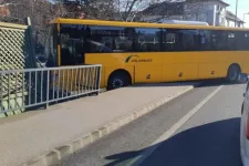 A sofőr rosszulléte miatt buszbaleset történt Győrben