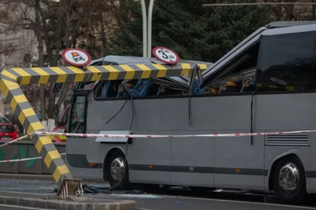 Előkerült a térfigyelő kamera felvétele a bukaresti súlyos buszbalesetről, amelyben egy ember meghalt