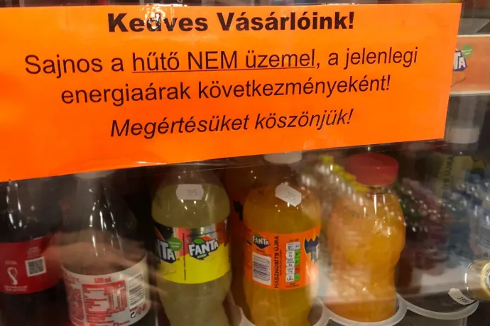 Egyre több boltban kapcsolják ki az italhűtőt a rezsi miatt, de vajon mennyi pénzt lehet spórolni ezzel?