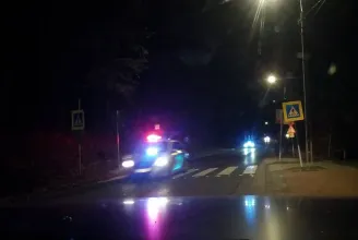 Egy fedélzeti kamera felvette, ahogyan kilenc rendőrautó embercsempészt üldöz a Budakeszi úton