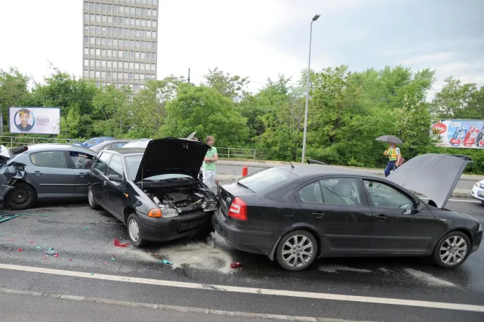 Nem kötelező váltani, de így lehet spórolni az autók biztosítási díján