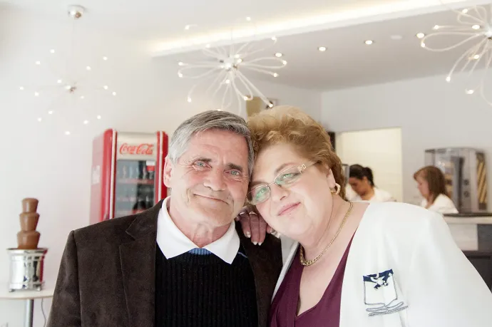 Andraschek László lottómilliomos és felesége, Anikó az Albaca nevű kávézójukban, Győrben 2015. március 8-án Fotó: Krizsán Csaba / MTI