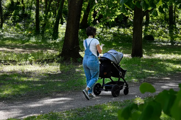 Januártól adómentességet kapnak a 30 év alatti anyák