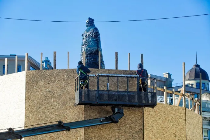 Munkások dolgoznak a szobor lebontásán 2022. december 28-án – Fotó: Nina Liashonok / NurPhoto / AFP