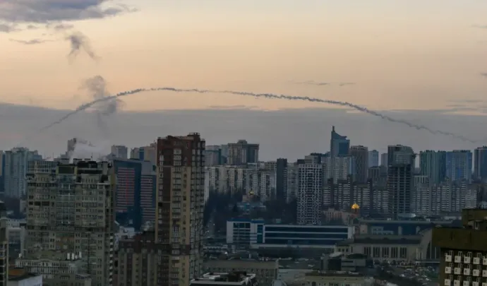 Az ukrán légvédelem által lelőtt rakéta füstje Kijev felett 2022. december 29-én – Fotó: Mustafa Ciftci / AFP
