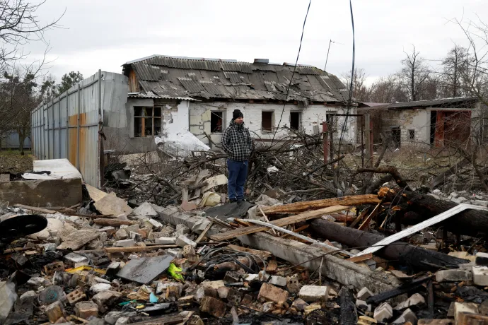 Egy férfi áll egy lakóház romjain Kijevben 2022. december 29-én – Fotó: Valentyn Ogirenko / Reuters