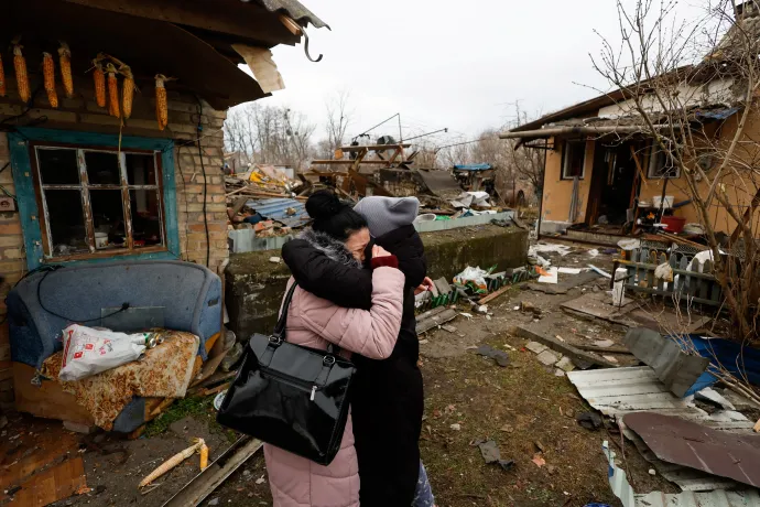 A barátja vigasztalja azt a kijevi nőt, akinek az édesanyja házát rombolta le egy rakéta 2022. december 29-én – Fotó: Valentyn Ogirenko / Reuters