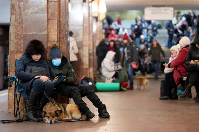 Kijevi lakosok a metróállomáson húzódtak meg a reggeli rakétatámadások ideje alatt – Fotó: Stringer / Reuters