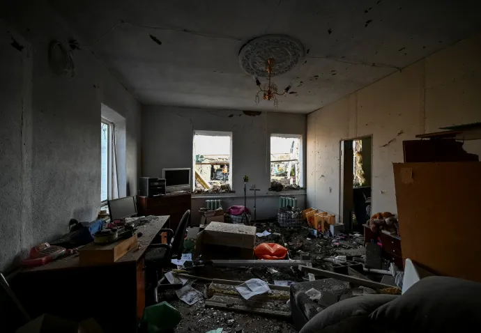 A Zaporizszsja megyei Stepne faluban is több ház megrongálódott a csütörtök hajnali támadásban – Fotó: Stringer / Reuters