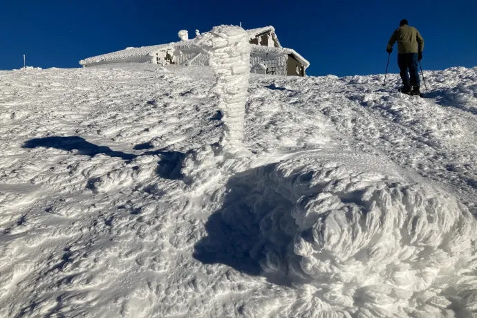 A Schneeberg tetején, a jégbe fagyott Fischerhütténél – Fotó: Tenczer Gábor / Telex