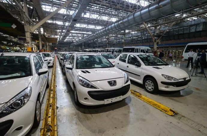 Teheránban gyártott Peugeot 206-osok és 207-esek állnak a szerelőszalag végén, 2022 augusztusában – Fotó: Atta Kenare / AFP or licensors