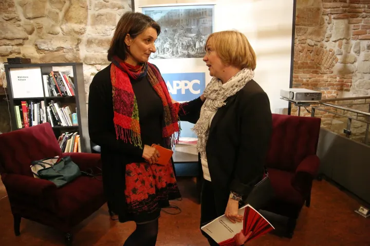 Parászka Boróka és Emilia Șercan újságírók a kolozsvári sajtóegyesület által szervezett eseményen, ahol az őket ért támadásokról számoltak be, és elmondták, hogy milyen védelmi intézkedéseket hoznak saját biztonságuk érdekében – Fotó: az egyesület Facebook-oldala