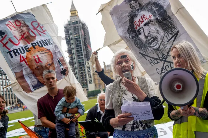Westwood a brit parlament előtti tüntetőkkel ünnepli Julian Assange születésnapját a brit parlement épületénél 2021-ben – Fotó: Niklas Halle'n / AFP