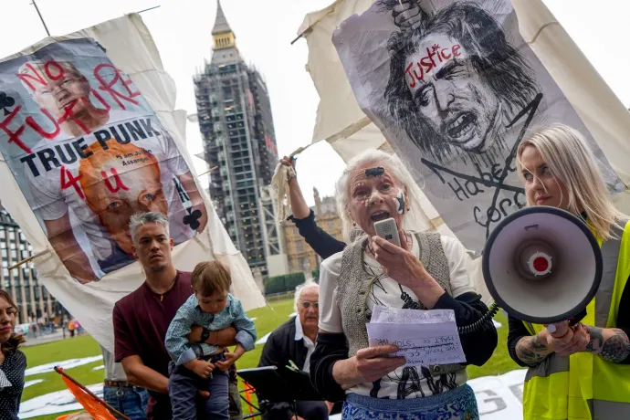Westwood a brit parlament előtti tüntetőkkel ünnepli Julian Assange születésnapját a brit parlement épületénél 2021-ben – Fotó: Niklas Halle'n / AFP 