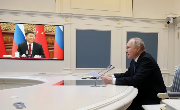A Kreml által kiadott fotó a videómegbeszélésről – Fotó: Mikhail Kuravlev / Kreml / Reuters
