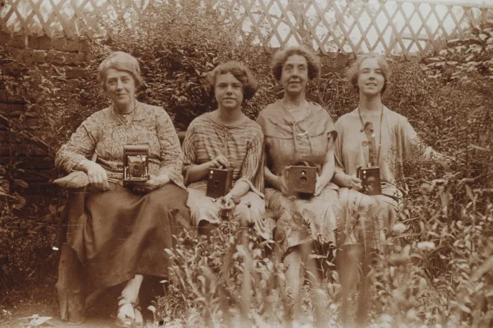 Nők olcsó Kodak fényképezőgépekkel 1905-ben – Fotó: Science & Society Picture Librar / NMeM / Kodak Collection / Getty Images