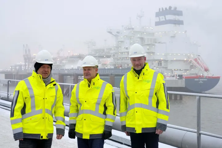 Robert Habeck német gazdasági miniszter, Olaf Scholz kancellár és Christian Lindner pénzügyminiszter Németország első, rekordidő alatt felépített LNG-termináljának átadásán 2022. december 17-én Wilhelmshavenben – Fotó: Michael Sohn / AFP