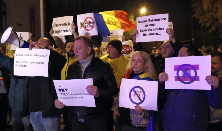Ausztria bukaresti nagykövetsége előtt román tüntetők 2022. december 9-én, miután Ausztria nem járult hozzá Románia csatlakozásához az Európai Unió schengeni övezetéhez – Fotó: Robert Ghement / EPA / MTI