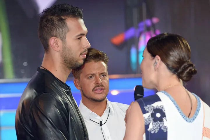 Andrew Tate és Ryan Ruckledge játékosok beszélgetnek Emma Willis műsorvezetővel a brit Big Brother 2016. június 10-i élő adásában – Fotó: Karwai Tang / Getty Images
