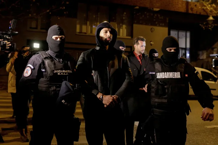 Andrew Tate-et és Tristan Tate-et rendőrök kísérik a bukaresti Szervezett Bűnözés és Terrorizmus Elleni Nyomozó Igazgatóság (DIICOT) székhelyére december 29-én – Fotó: Octav Ganea / Reuters
