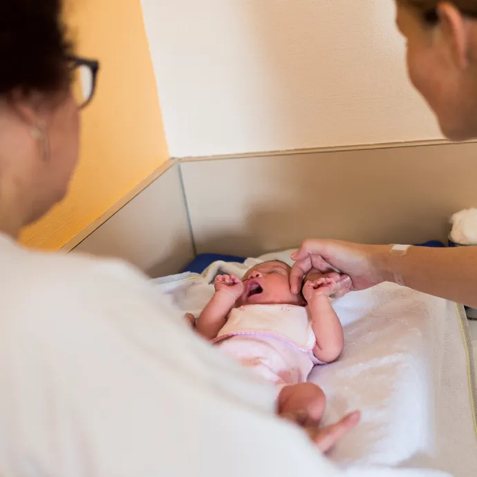 Így befolyásolja egy újszülött gyermek sorsát, hogy a szülei milyen háttérrel rendelkeznek