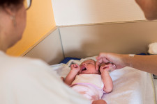 Így befolyásolja egy újszülött gyermek sorsát, hogy a szülei milyen háttérrel rendelkeznek