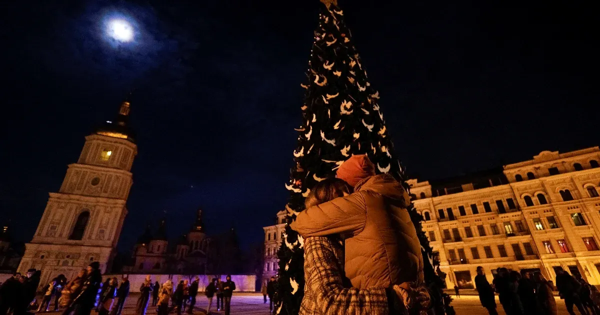 Kijevben kivilágítatlan karácsonyfa előtt ünnepeltek