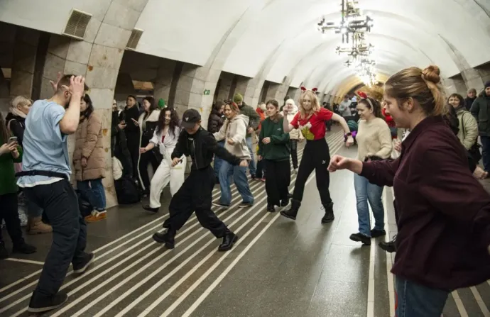 Emberek táncolnak a kijevi metróban kialakított óvóhelyen 2022. december 31-én – Fotó: Danylo Antoniuk / 2022 Anadolu Agency