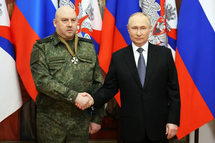 Putyin gratulál Surovikinnek – Fotó: Sputnik / Reuters