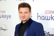 Balesetet szenvedett Jeremy Renner, kritikus, de stabil állapotban szállították kórházba