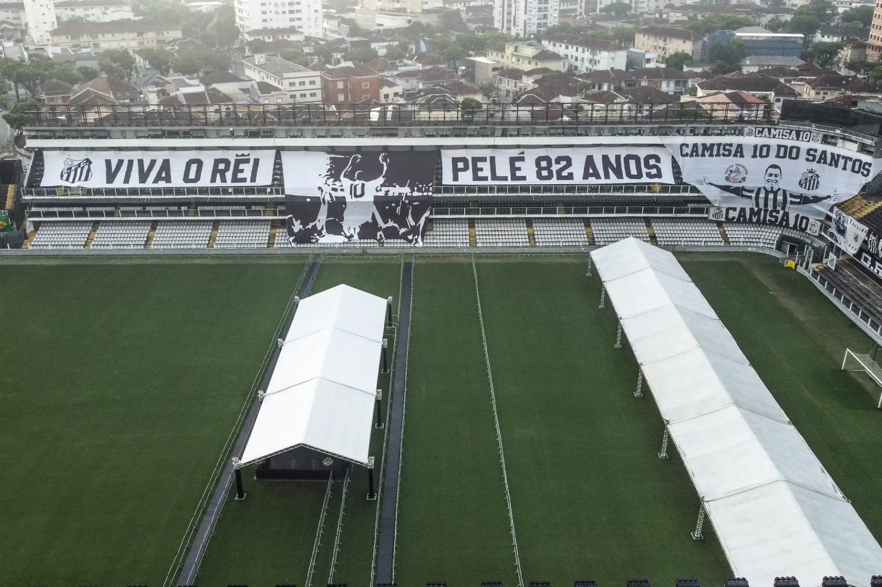 Megérkezett Pelé koporsója a Santos stadionjába