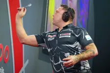 Fülvédőben dobált a gyűlölt dartsvilágbajnok, aki úgy megsértődött, hogy az Instagramról is törölte magát