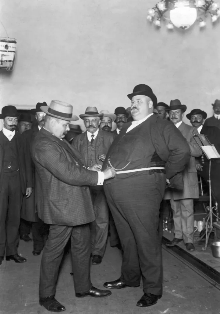 A Kövér Férfiak versenyének győztese 1900 körül – Fotó: Bettmann / Getty Images