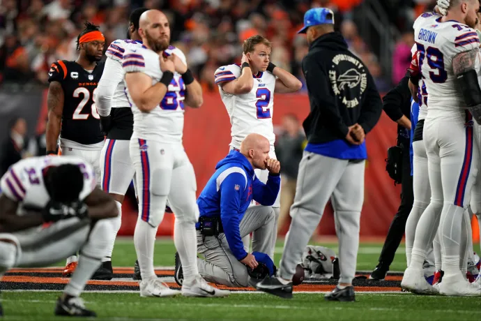 A pályán élesztettek újra egy NFL-játékost, felfüggesztették a Buffalo és a Cincinnati meccsét