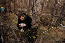 Önkéntesek is exhumálják a katonasírokat Donyeck megyében
