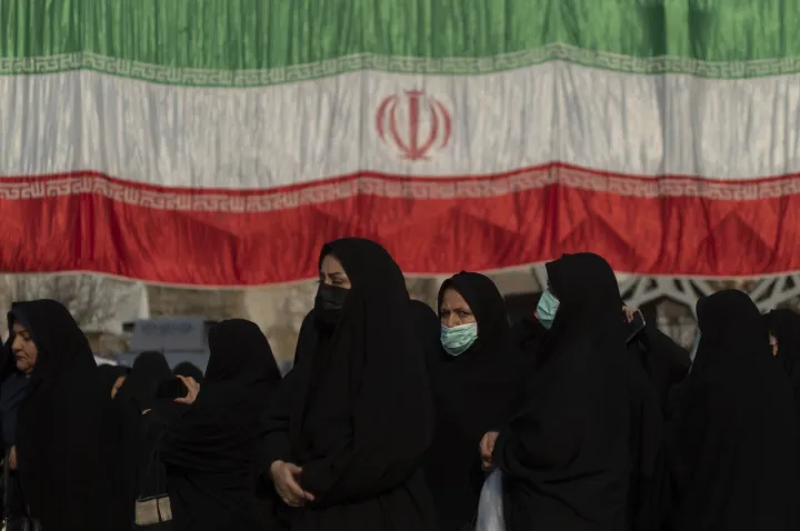 Iráni nők egy kormánypárti tiltakozó gyűlésen Teheránban, 2022. december 29-én. A kormánypárti tüntetésen kiálltak az iráni legfelsőbb vezető, Ali Khamenei Ajatollah mellett, de tiltakoztak a közelmúltbeli zavargások ellen is, amik megrázták az országot Mahsa Amini halálát követően – Fotó: Morteza Nikoubazl / NurPhoto / AFP